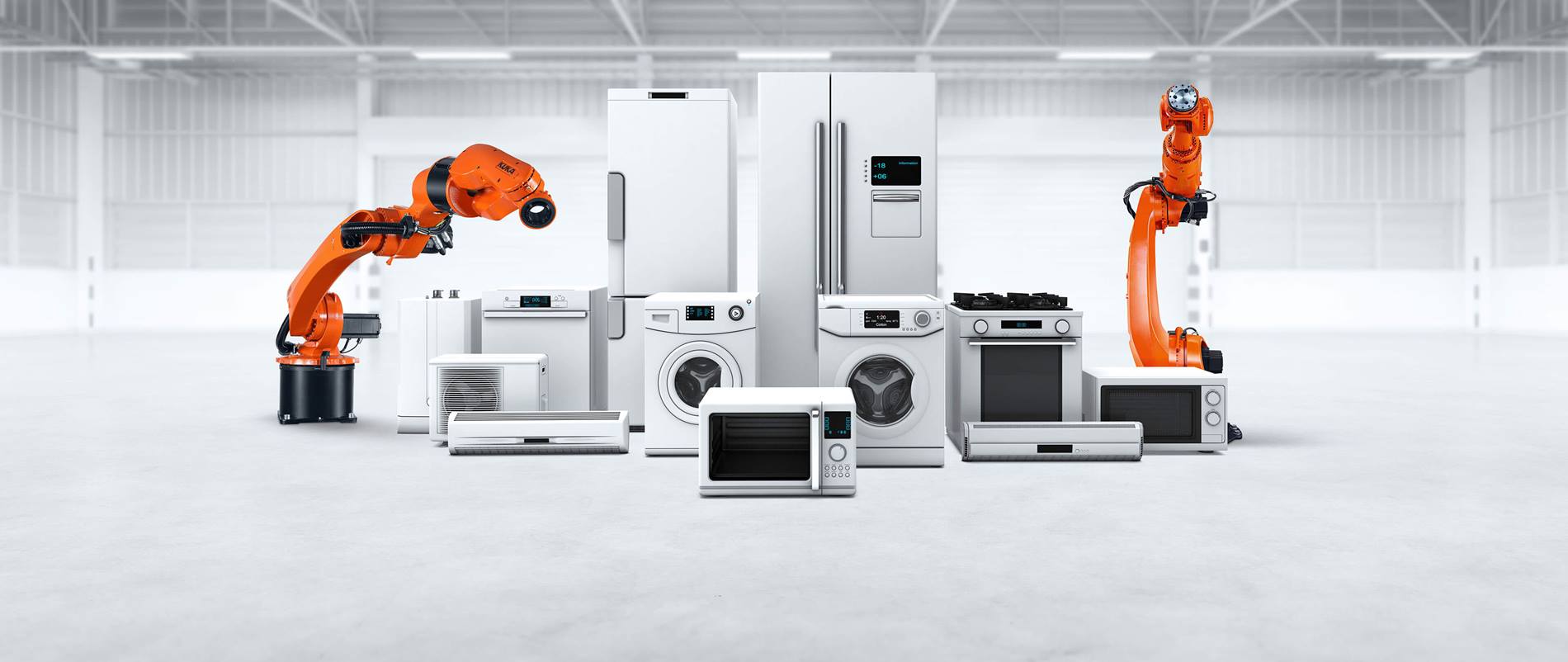 Verschiedene Weiße Waren: Kühlschränke, Waschmaschinen, Herd, Geschirrspüler, Mikrowellen, Laminiergerät, Ventilator und zwei KUKA Roboter in Industriehalle