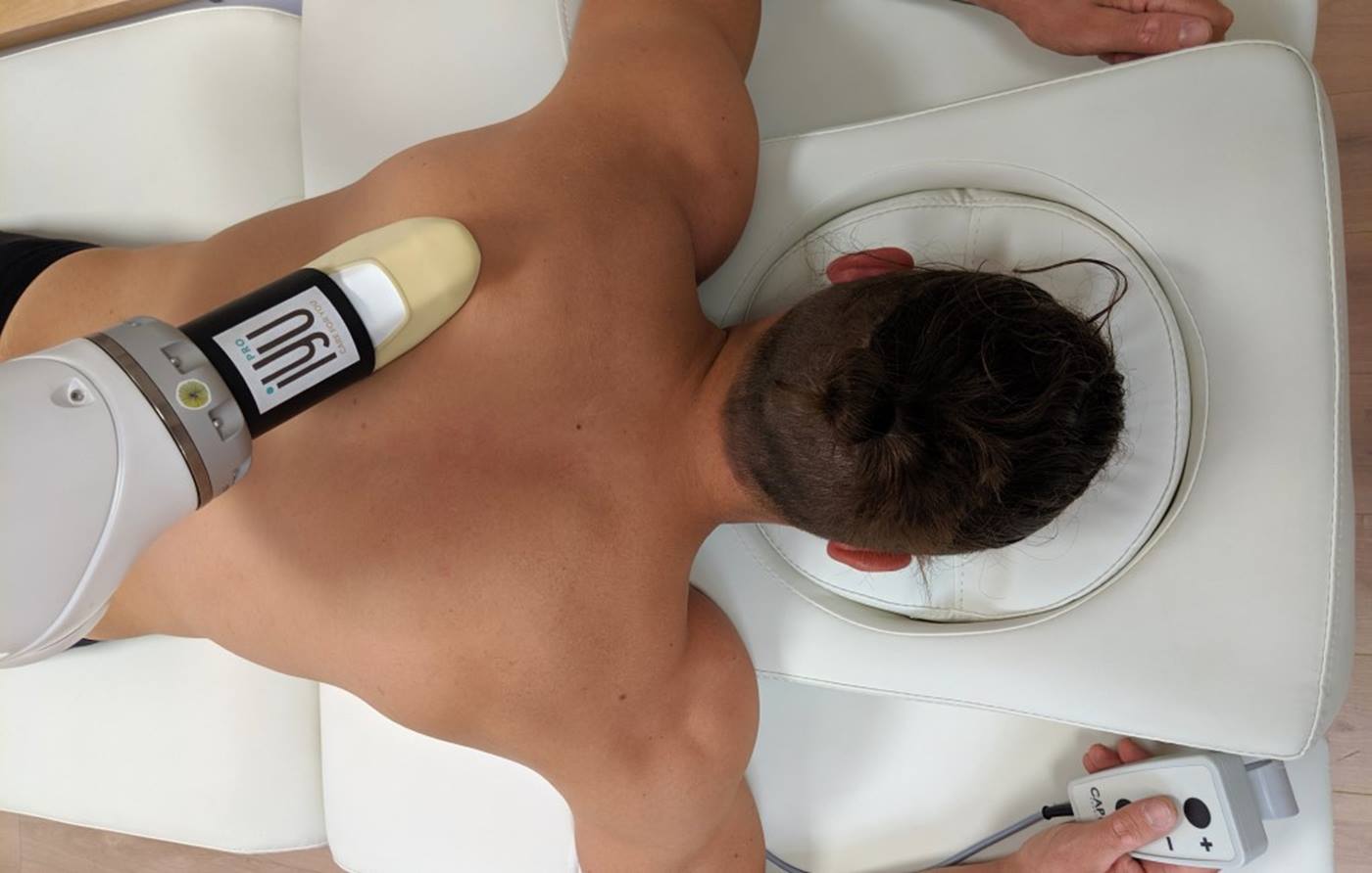Patient wird von Massageroboter iYU Pro massiert