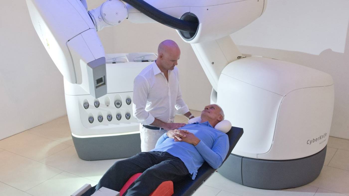Ein Arzt behandelt einen Patienten mit dem Bestrahlungssystem CyberKnife von Accuray
