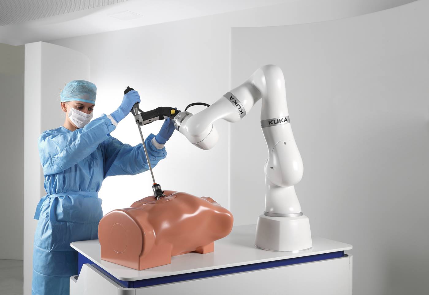 Der KUKA Leichtbauroboter LBR Med kann in medizinische Produkte integriert werden.