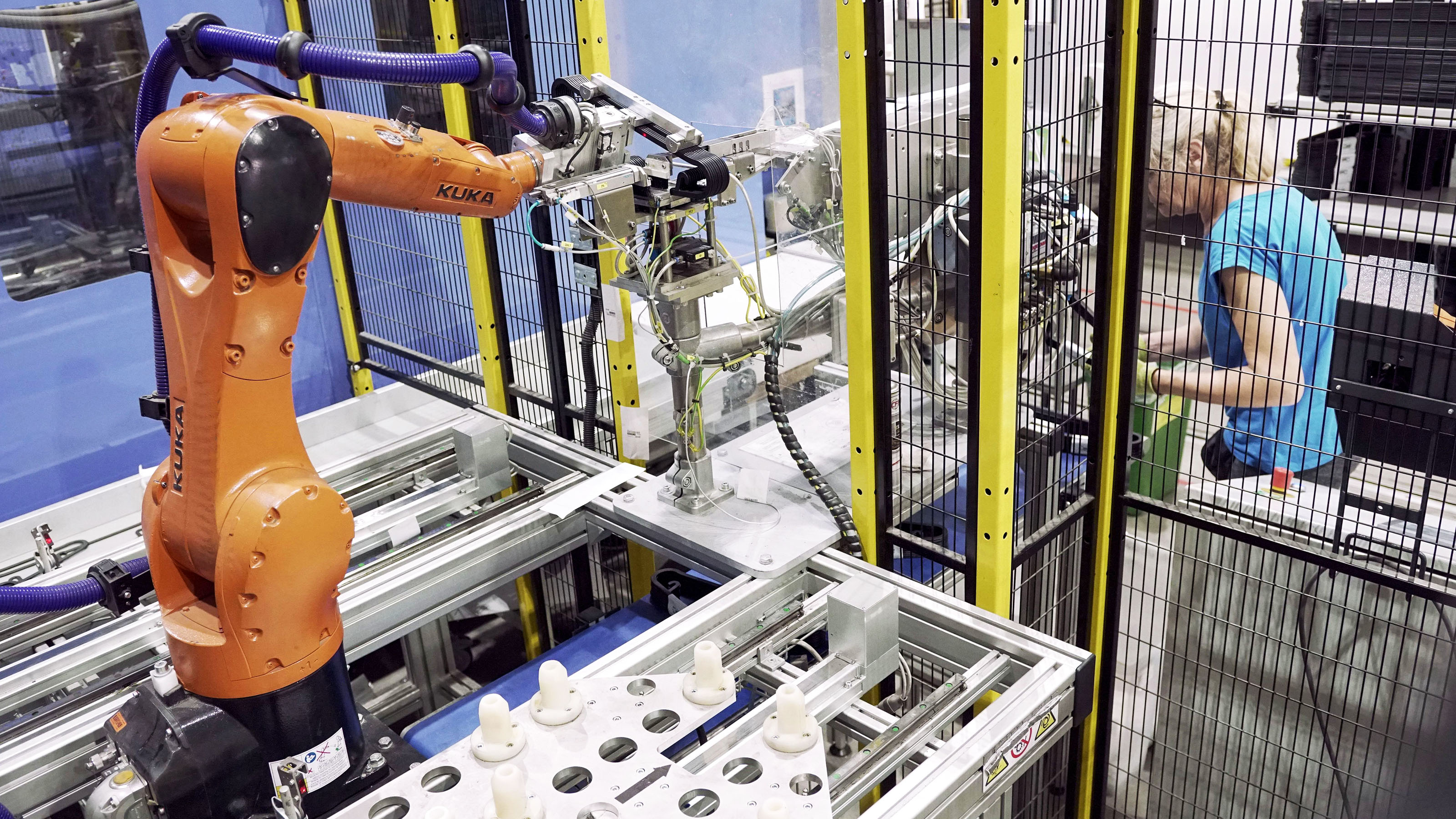 Impressive automation with KUKA robots in Hanplast KUKA AG