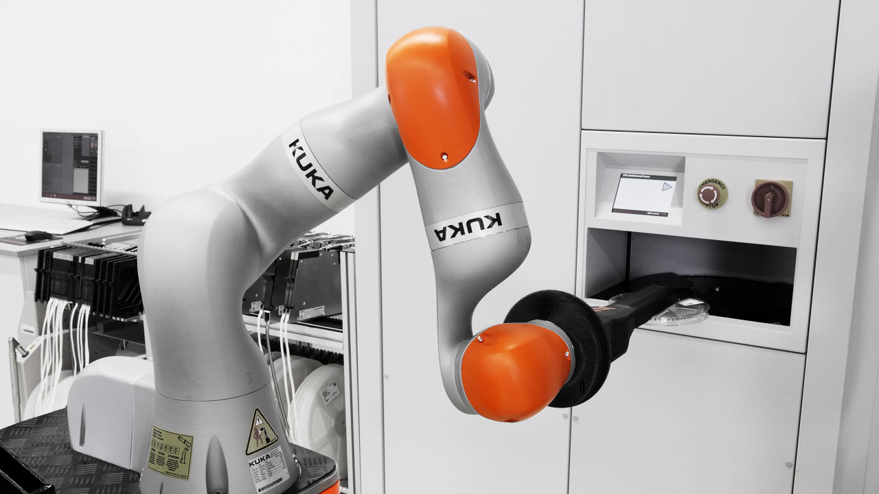 KUKA 机器人LBR IIWA 优化电子工业的SMT 生产线| KUKA AG