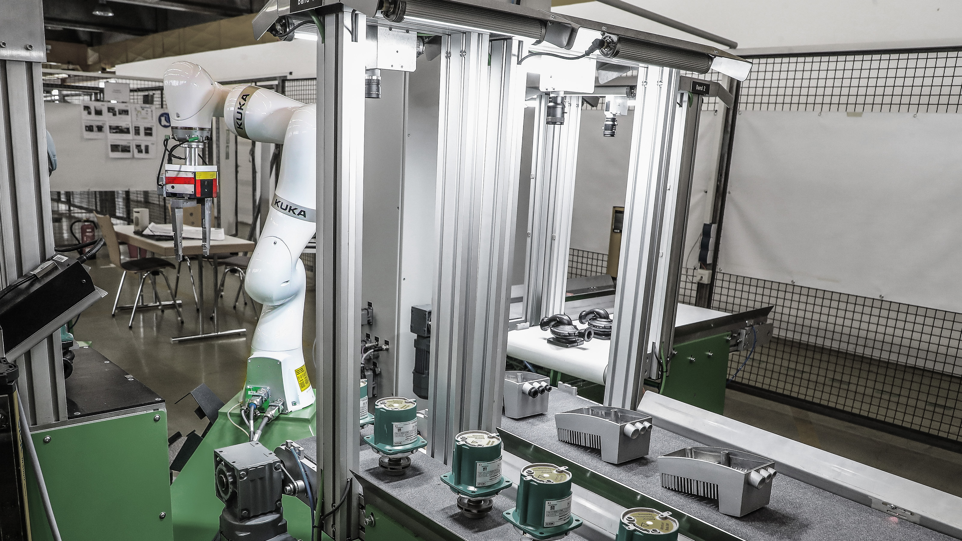 KUKA LBR Iiwa Demonstrates The Possibilities Of Industrie 4.0 | KUKA AG