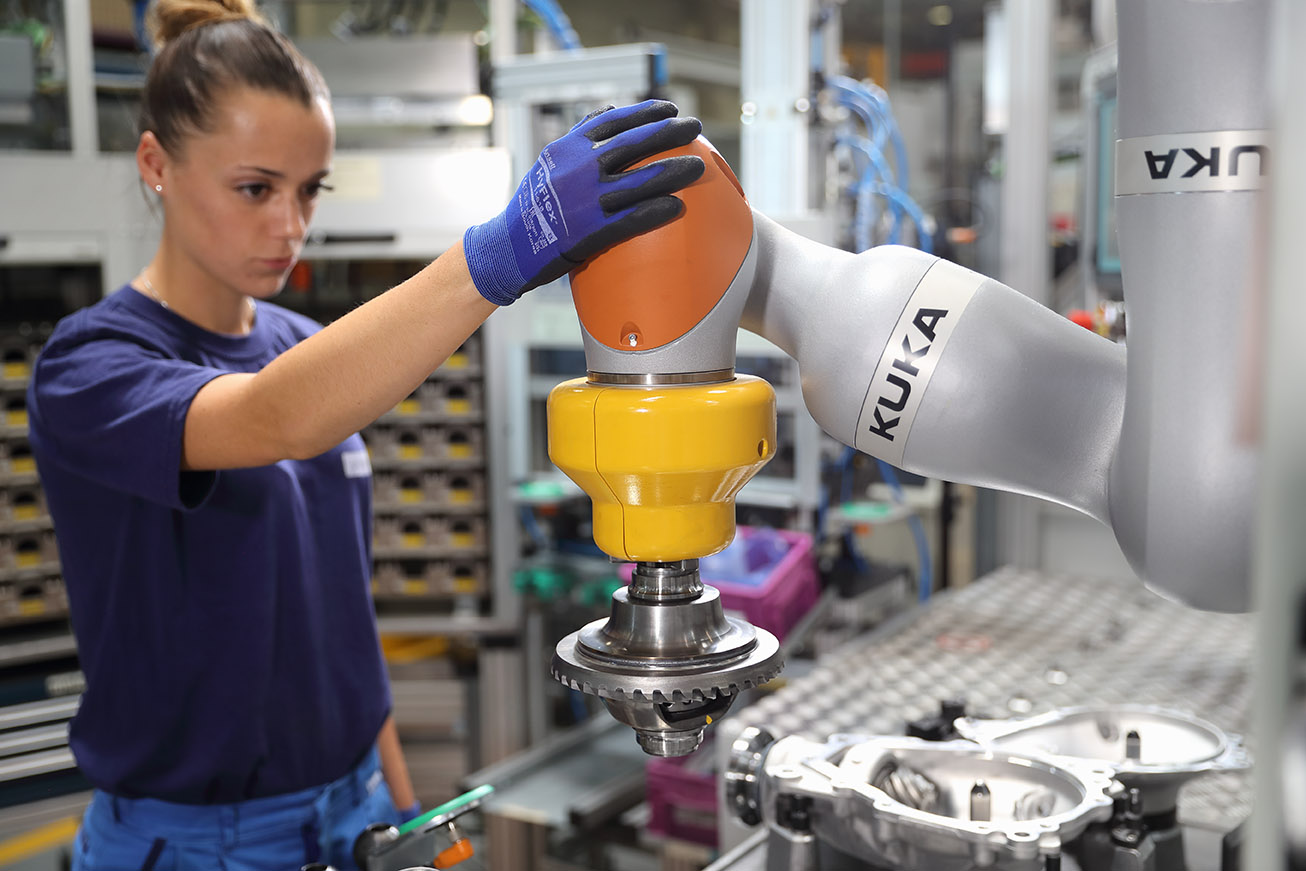 Коллаборативный робот kuka. Коллаборативный робот на производстве. Коллаборативный робот Fanuc. Промышленность двигатели.